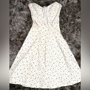 Betsey Johnson, vintage white cotton stretch, mini rose dress. Woman’s Small💐